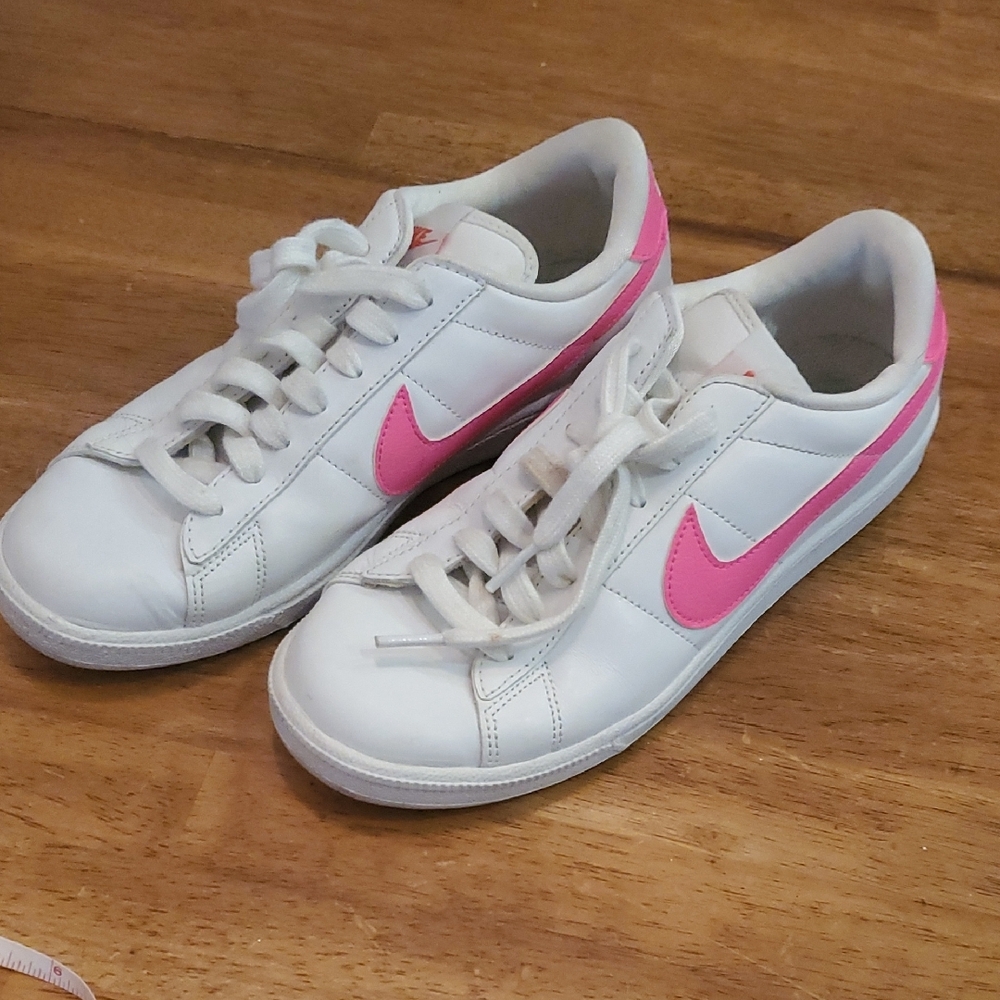 Nike ACG White and Pink Sneakers Classic Low-Top Design